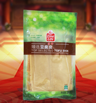 薈食(FINE LIFE)臻選豆腐皮產(chǎn)自河南許昌250g每袋，豆腐皮是中國傳統(tǒng)豆制品將新鮮大豆浸泡后，磨漿，濾去豆腐渣，這時的產(chǎn)品就是豆?jié){，然后煮豆?jié){，在其表面會凝固的一層高蛋白質(zhì)含量的薄膜（皮），這層皮就是腐皮。用工具挑起薄膜后掛起，最先挑起的一層皮以片狀鮮吃或曬干，稱為腐皮，口感最滑