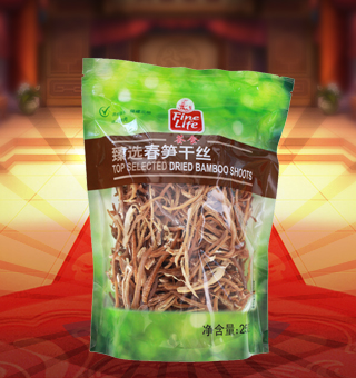 薈食(FINE LIFE)臻選春筍干絲產(chǎn)自福建三明250g每袋，筍干是以筍為原料，通過去殼、蒸煮、壓片、烘干、整形等工藝制取。清流縣加工的“閩筍干”，色澤金黃，呈半透明狀，片寬節(jié)短，肉厚脆嫩，香氣郁郁，稱為“玉蘭片”，是“八閩山珍”之一，在國內(nèi)外名菜佐料中久負(fù)盛名。 筍干不僅輔佐名菜，而且有相當(dāng)?shù)臓I養(yǎng)和藥用價(jià)值。泰寧縣加工的筍干是“閩筍干”主要產(chǎn)地之一，色澤金黃，呈半透明狀，片寬節(jié)短，肉厚脆嫩，香氣郁郁，在國內(nèi)外名菜佐料中久負(fù)盛名。