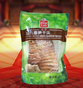 薈食(FINE LIFE)臻選春筍干尖產(chǎn)自福建三明250g每袋，筍干是以筍為原料，通過去殼、蒸煮、壓片、烘干、整形等工藝制取。清流縣加工的“閩筍干”，色澤金黃，呈半透明狀，片寬節(jié)短，肉厚脆嫩，香氣郁郁，稱為“玉蘭片”，是“八閩山珍”之一，在國內(nèi)外名菜佐料中久負(fù)盛名。 筍干不僅輔佐名菜，而且有相當(dāng)?shù)臓I養(yǎng)和藥用價(jià)值。泰寧縣加工的筍干是“閩筍干”主要產(chǎn)地之一，色澤金黃，呈半透明狀，片寬節(jié)短，肉厚脆嫩，香氣郁郁，在國內(nèi)外名菜佐料中久負(fù)盛名。