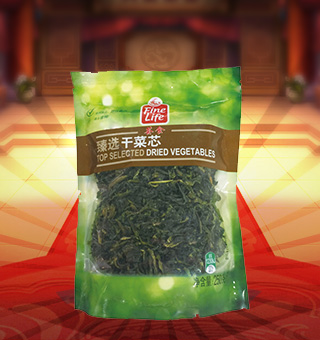 薈食(FINE LIFE)干菜芯產(chǎn)自浙江嘉興250g每袋，經(jīng)蔬菜干燥工藝精制而成的干菜芯，不含防腐劑及色素，鮮嫩爽口、清香純正、方便存放和使用。它可以做不同風(fēng)味的冷菜，也可以清炒或者加其他肉食輔料，加一些簡(jiǎn)單的調(diào)味料就可以制作成鮮香爽口的菜心湯。它還是面條的好配料。