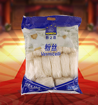 廚之選粉絲產(chǎn)自山東招遠1.5kg每袋，精選優(yōu)質(zhì)綠豆淀粉等為原料，融合水精制而成，品質(zhì)優(yōu)良，天然上等，營養(yǎng)豐富。入口順滑，口齒留香，產(chǎn)品選料考究，口味純正，美味又健康，品質(zhì)優(yōu)質(zhì)，值得信賴。塑料質(zhì)地包裝，粉絲分明可見，食用簡單方便，是廚房常備品的上佳選擇。