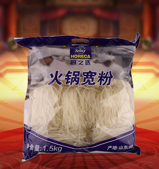 廚之選火鍋寬粉產(chǎn)自山東煙臺1.5kg每袋，精選優(yōu)質(zhì)木薯淀粉等為原料，融合水精制而成，品質(zhì)優(yōu)良，天然上等，營養(yǎng)豐富。入口順滑，口齒留香，產(chǎn)品選料考究，口味純正，美味又健康，品質(zhì)優(yōu)質(zhì)，值得信賴。塑料質(zhì)地包裝，粉絲分明可見，食用簡單方便，是廚房常備品的上佳選擇。