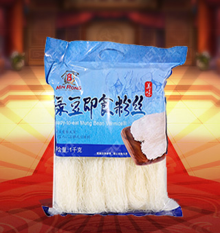 新閩融綠豆即食粉絲產(chǎn)自山東煙臺1kg每袋，精選優(yōu)質(zhì)豌豆淀粉、綠豆淀粉等配料，經(jīng)先進的生產(chǎn)工藝和嚴格的品質(zhì)管理精制而成。柔韌性強，口感爽滑耐嚼，風味獨特，可涼拌、熱炒、火鍋、油炸等方法制作出多種菜肴。本品內(nèi)含有能量、碳水化合物等營養(yǎng)成分，營養(yǎng)價值豐富，深受消費者的喜愛。
