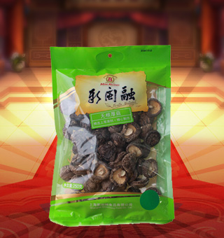 新閩融無根厚菇產(chǎn)自浙江麗水250g每袋，精選優(yōu)質厚菇，經(jīng)先進工藝加工而成，其味清香可口，質地細膩，是一種風味獨特的食用菌。將本品用清水洗凈浸泡后，可直接與肉絲爆炒、排骨煲湯，或作為佐料，葷素皆宜。本產(chǎn)品采用的是袋裝的包裝方式，包裝較輕，讓您攜帶起來更加的方便自如。