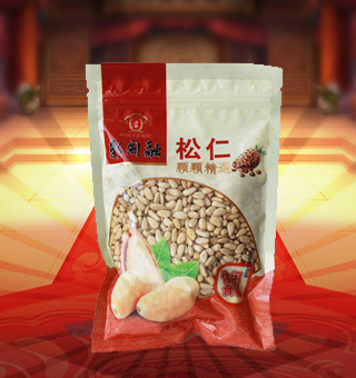 新閩融松仁產(chǎn)自吉林松源350g每袋，精選優(yōu)質(zhì)松仁為原料，經(jīng)先進(jìn)工藝精心制作而成，粒粒飽滿，天然原味，輕松享受。松仁中富含豐富的蛋白質(zhì)、脂肪、碳水化合物及鈉等微量元素，有助于補(bǔ)充人體所需。采用精美袋式包裝，大氣上檔次，適合開(kāi)袋即食或煲粥，食法多樣，是你居家生活的必備選擇。