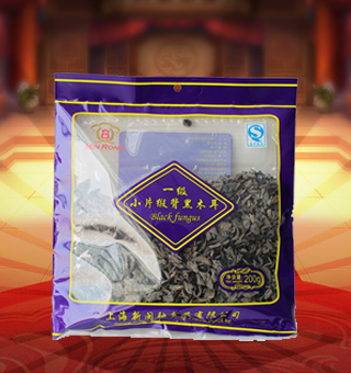 新閩融一級小片緞背黑木耳產自吉林省吉林市200g每袋，緞背黑木耳中含有一種成分能抑制血小板聚集，能降低血液濃度，保持血液流動暢通，每天泡發(fā)10到15克緞背黑木耳食用，即可以起到抗血小板聚集，抗凝和降低膽固醇的作用，有利于高脂血癥，動脈硬化和冠心病防治，血液粘稠度高，血膽固醇高的老年人常吃黑木耳可以預防腦血栓和心肌梗死。