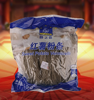 廚之選紅薯粉條產(chǎn)自山東濟寧1.5kg每袋，精選優(yōu)質(zhì)綠豆淀粉等為原料，融合水精制而成，品質(zhì)優(yōu)良，天然上等，營養(yǎng)豐富。入口順滑，口齒留香，產(chǎn)品選料考究，口味純正，美味又健康，品質(zhì)優(yōu)質(zhì)，值得信賴。塑料質(zhì)地包裝，粉絲分明可見，食用簡單方便，是廚房常備品的上佳選擇。