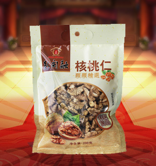 新閩融核桃仁產(chǎn)自云南大理200g每袋，精選優(yōu)質(zhì)云南大理核桃仁為原料，經(jīng)先進(jìn)工藝精心制作而成，粒粒飽滿，天然原味，輕松享受。廚之選優(yōu)選核桃仁中富含豐富的蛋白質(zhì)、脂肪、碳水化合物及鈉等微量元素，有助于補(bǔ)充人體所需。采用精美袋式包裝，大氣上檔次，適合開(kāi)袋即食或煲粥，煲湯，食法多樣，是你居家生活的必備選擇。