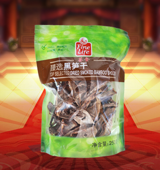 薈食(FINE LIFE)臻選黑筍干產(chǎn)自浙江杭州250g每袋，黑筍(也稱剖筍)是以筍為原料,通過去殼、蒸煮、烘烤等工藝制取。黑筍雖不如明筍外觀好看,但吃起來口味、營養(yǎng)一點(diǎn)也不比明筍差。它有股熏烤的香味。黑筍干選用優(yōu)質(zhì)鮮筍精制而成。品質(zhì)純正,風(fēng)味獨(dú)特。具有健胃、消食、減肥、美容、抗衰老功能。 烏筍干有三個(gè)品種，做法稍有不同，但都用木柴燒培而成。