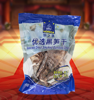 廚之選(HORECA SELECT)優(yōu)選黑筍干產(chǎn)自浙江杭州500g每袋，黑筍(也稱剖筍)是以筍為原料,通過去殼、蒸煮、烘烤等工藝制取。黑筍雖不如明筍外觀好看,但吃起來口味、營養(yǎng)一點(diǎn)也不比明筍差。它有股熏烤的香味。黑筍干選用優(yōu)質(zhì)鮮筍精制而成。品質(zhì)純正,風(fēng)味獨(dú)特。具有健胃、消食、減肥、美容、抗衰老功能。 烏筍干有三個(gè)品種，做法稍有不同，但都用木柴燒培而成。
