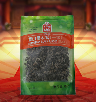 薈食(FINE LIFE)一級黃山黑木耳產自安徽黃山250g每袋，精選新鮮食用木耳，從采摘、加工、包裝都經過嚴格的食用消毒檢驗，衛(wèi)生安全，放心食用?？诟邢愦喔挥袕椥裕秤脙r值高，可用來配菜、涼拌、搭配煲湯、小炒等，多種吃法，多種營養(yǎng)選擇。采用透明的塑料包裝，大氣美觀，新鮮清晰可見，方便消費者們的選購，質量保證，放心購買。