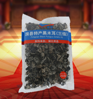 宜客(AKA)三級房縣特產黑木耳產自湖北房縣250g每袋，精選新鮮食用木耳，從采摘、加工、包裝都經過嚴格的食用消毒檢驗，衛(wèi)生安全，放心食用。口感香脆富有彈性，食用價值高，可用來配菜、涼拌、搭配煲湯、小炒等，多種吃法，多種營養(yǎng)選擇。采用透明的塑料包裝，大氣美觀，新鮮清晰可見，方便消費者們的選購，質量保證，放心購買。