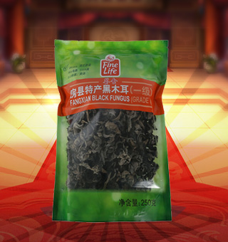 薈食(FINE LIFE)一級房縣特產黑木耳產自湖北房縣250g每袋，精選新鮮食用木耳，從采摘、加工、包裝都經過嚴格的食用消毒檢驗，衛(wèi)生安全，放心食用?？诟邢愦喔挥袕椥?，食用價值高，可用來配菜、涼拌、搭配煲湯、小炒等，多種吃法，多種營養(yǎng)選擇。采用透明的塑料包裝，大氣美觀，新鮮清晰可見，方便消費者們的選購，質量保證，放心購買。
