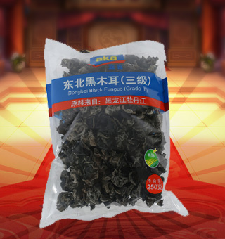 宜客(AKA)三級東北黑木耳產自黑龍江牡丹江250g每袋，精選新鮮食用木耳，從采摘、加工、包裝都經過嚴格的食用消毒檢驗，衛(wèi)生安全，放心食用?？诟邢愦喔挥袕椥?，食用價值高，可用來配菜、涼拌、搭配煲湯、小炒等，多種吃法，多種營養(yǎng)選擇。采用透明的塑料包裝，大氣美觀，新鮮清晰可見，方便消費者們的選購，質量保證，放心購買。