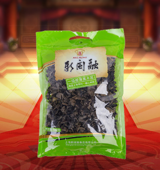 新閩融一級緞背黑木耳產自河南駐馬店180g每袋，精選優(yōu)質片狀銀耳經過領先工藝烘干而成，衛(wèi)生安全，色澤乳白色，半透明，柔軟有彈性?？芍苯优c肉絲爆炒、與枸杞、紅棗煲湯，或作為佐料，葷素皆宜，食法多樣，是一道美味食材。采用透明的塑料包裝，大氣美觀，新鮮清晰可見，方便消費者們的選購，質量保證，放心購買。