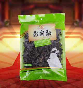 新閩融一級緞背黑木耳產自河南駐馬店180g每袋，精選優(yōu)質片狀銀耳經過領先工藝烘干而成，衛(wèi)生安全，色澤乳白色，半透明，柔軟有彈性。可直接與肉絲爆炒、與枸杞、紅棗煲湯，或作為佐料，葷素皆宜，食法多樣，是一道美味食材。采用透明的塑料包裝，大氣美觀，新鮮清晰可見，方便消費者們的選購，質量保證，放心購買。