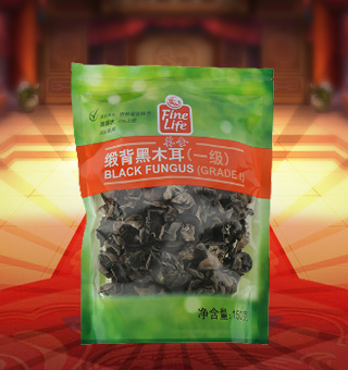 薈食(FINE LIFE)一級緞背黑木耳產自吉林省吉林市150g每袋，精選新鮮食用木耳，從采摘、加工、包裝都經過嚴格的食用消毒檢驗，衛(wèi)生安全，放心食用?？诟邢愦喔挥袕椥?，食用價值高，可用來配菜、涼拌、搭配煲湯、小炒等，多種吃法，多種營養(yǎng)選擇。采用透明的塑料包裝，大氣美觀，新鮮清晰可見，方便消費者們的選購，質量保證，放心購買。
