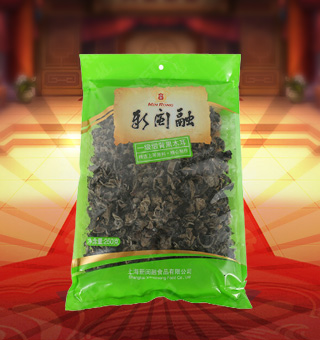 新閩融一級緞背黑木耳產自吉林省吉林市250g每袋，精選優(yōu)質原材料，綠色種植，陽光充沛，人工采摘篩選，品質保證，不添加任何防腐劑與人工色素。安全衛(wèi)生，色澤鮮亮，口感細膩香醇，是家庭、賓館、餐廳、席間的上等佐料，保留了豐富的營養(yǎng)成分。采取透明包裝，新鮮清晰可見，干凈衛(wèi)生，方便存放冷藏，方便消費者們的選購，安全健康，放心購買。