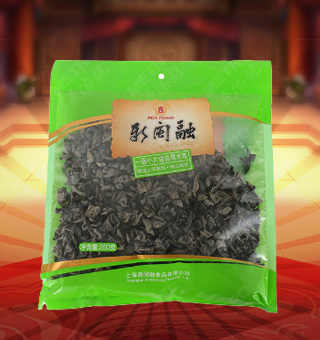 新閩融一級小片緞背黑木耳產自吉林省吉林市250g每袋，精選優(yōu)質原材料，綠色種植，陽光充沛，人工采摘篩選，品質保證，不添加任何防腐劑與人工色素。安全衛(wèi)生，色澤鮮亮，口感細膩香醇，是家庭、賓館、餐廳、席間的上等佐料，保留了豐富的營養(yǎng)成分。采取透明包裝，新鮮清晰可見，干凈衛(wèi)生，方便存放冷藏，方便消費者們的選購，安全健康，放心購買。