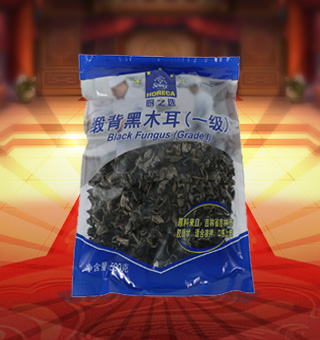 廚之選HS一級緞背黑木耳產自吉林省吉林市500g每袋，精選優(yōu)質片狀銀耳經過領先工藝烘干而成，衛(wèi)生安全，色澤乳白色，半透明，柔軟有彈性。可直接與肉絲爆炒、與枸杞、紅棗煲湯，或作為佐料，葷素皆宜，食法多樣，是一道美味食材。采用透明的塑料包裝，大氣美觀，新鮮清晰可見，方便消費者們的選購，質量保證，放心購買。