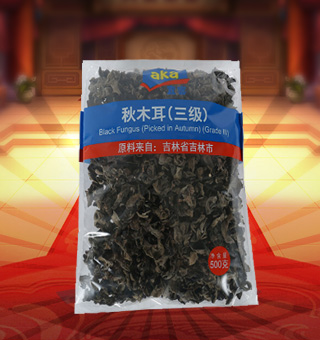 宜客(AKA)三級秋木耳產自吉林省吉林市500g每袋，精選新鮮食用木耳，從采摘、加工、包裝都經過嚴格的食用消毒檢驗，衛(wèi)生安全，放心食用?？诟邢愦喔挥袕椥?，食用價值高，可用來配菜、涼拌、搭配煲湯、小炒等，多種吃法，多種營養(yǎng)選擇。采用透明的塑料包裝，大氣美觀，新鮮清晰可見，方便消費者們的選購，質量保證，放心購買。