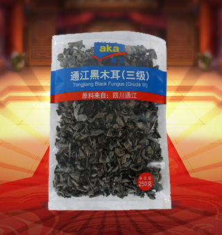 宜客(AKA)三級通江黑木耳產自四川通江250g每袋，精選新鮮食用木耳，從采摘、加工、包裝都經過嚴格的食用消毒檢驗，衛(wèi)生安全，放心食用?？诟邢愦喔挥袕椥裕秤脙r值高，可用來配菜、涼拌、搭配煲湯、小炒等，多種吃法，多種營養(yǎng)選擇。采用透明的塑料包裝，大氣美觀，新鮮清晰可見，方便消費者們的選購，質量保證，放心購買。