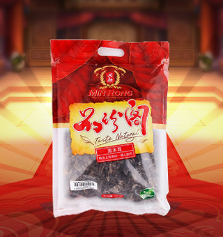 新閩融品珍閣黑木耳產自浙江麗水150g每袋，精選優(yōu)質原材料，綠色種植，陽光充沛，人工采摘篩選，品質保證，不添加任何防腐劑與人工色素。安全衛(wèi)生，色澤鮮亮，口感細膩香醇，是家庭、賓館、餐廳、席間的上等佐料，保留了豐富的營養(yǎng)成分。采取透明包裝，新鮮清晰可見，干凈衛(wèi)生，方便存放冷藏，方便消費者們的選購，安全健康，放心購買。