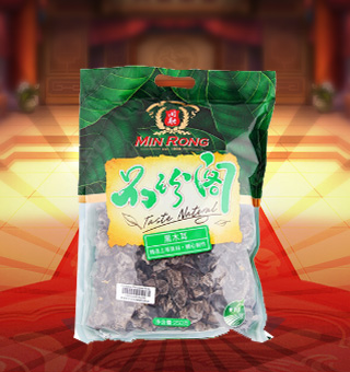 新閩融品珍閣黑木耳產自浙江麗水250g每袋，精選優(yōu)質原材料，綠色種植，陽光充沛，人工采摘篩選，品質保證，不添加任何防腐劑與人工色素。安全衛(wèi)生，色澤鮮亮，口感細膩香醇，是家庭、賓館、餐廳、席間的上等佐料，保留了豐富的營養(yǎng)成分。采取透明包裝，新鮮清晰可見，干凈衛(wèi)生，方便存放冷藏，方便消費者們的選購，安全健康，放心購買。