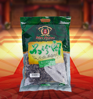 新閩融品珍閣一級小片緞背黑木耳產自浙江麗水500g每袋，精選優(yōu)質原材料，綠色種植，陽光充沛，人工采摘篩選，品質保證，不添加任何防腐劑與人工色素。安全衛(wèi)生，色澤鮮亮，口感細膩香醇，是家庭、賓館、餐廳、席間的上等佐料，保留了豐富的營養(yǎng)成分。采取透明包裝，新鮮清晰可見，干凈衛(wèi)生，方便存放冷藏，方便消費者們的選購，安全健康，放心購買。
