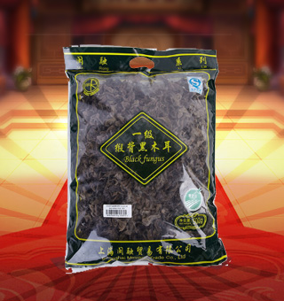 閩融一級緞背黑木耳產自浙江麗水500g每袋，緞背黑木耳，野生又可以人工培植，種子實體耳狀、葉狀或杯狀，薄、邊緣波浪狀，寬3-10厘米，厚2毫米左右，以側生的短柄或狹細的附著部固著于基質上。色澤黑褐，質地柔軟，味道鮮美，可素可葷，營養(yǎng)豐富。能夠影響血液系統(tǒng)、促進免疫功能、影響生物合成。