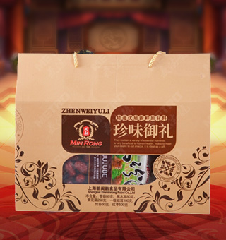 閩融珍味御禮南北干貨禮盒(大)凈含量：香菇80克，黑木耳80克，黃花菜250克，一級銀耳100克，竹蓀60克，紅棗500克，閩融為您精選優(yōu)質(zhì)紅棗、竹蓀等原料，好的原料給品質(zhì)更好保障酥香豐潤的紅棗，晶瑩剔透的銀耳，香美誘人的香菇等，都是家中必備的良品。精美的包裝，獨特的美味，閩融用美好品質(zhì)為您的生活增添更多滋味。