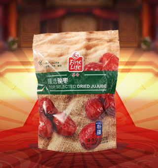 薈食(FINE LIFE)臻選駿棗產(chǎn)自新疆和田250g每袋，薈食臻選駿棗中富含豐富的蛋白質(zhì)、脂肪、碳水化合物及鈉等微量元素，有助于補(bǔ)充人體所需。采用精美袋式包裝，大氣上檔次，適合煮粥、煲湯、泡水等，食法多樣，是你居家生活的必備選擇。