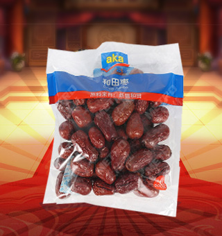 宜客(AKA)和田棗產(chǎn)自新疆和田500g每袋，和田紅棗是產(chǎn)自新疆和田地區(qū)的紅棗，又名“和田大棗” 和田紅棗以其個大、皮薄、核小、肉厚、顏色好、干而不皺出名。和田紅棗維生素C含量豐富，高于蘋果含量的七八十倍。 
