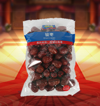 宜客(AKA)駿棗產(chǎn)自新疆吐魯番500g每袋，精選優(yōu)質(zhì)新疆吐魯番紅棗為原料，經(jīng)先進(jìn)工藝精心制作而成，個大皮薄，核小肉厚，輕松享受。宜客駿棗中富含豐富的蛋白質(zhì)、脂肪、碳水化合物及鈉等微量元素，有助于補(bǔ)充人體所需。采用精美袋式包裝，大氣上檔次，適合煲湯、煲粥、泡水等，食法多樣，是你居家生活的必備選擇。 