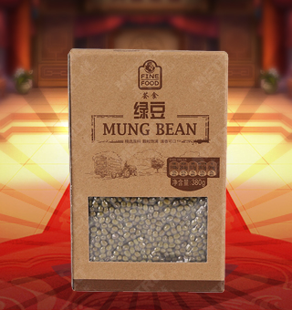 薈食(FINE FOOD)綠豆產(chǎn)自吉林白城380g每袋，薈食為麥德龍自有品牌，采選優(yōu)質(zhì)綠豆，經(jīng)過嚴(yán)格的篩選流程，確保每一粒綠豆的質(zhì)量安全。本產(chǎn)品富含豐富的蛋白質(zhì)、脂肪、碳水化合物以及各種維生素，是您食用的健康伴侶。本產(chǎn)品的設(shè)計精致大方、方便攜帶，是作為居家、旅行、聚會常備的休閑伴侶。