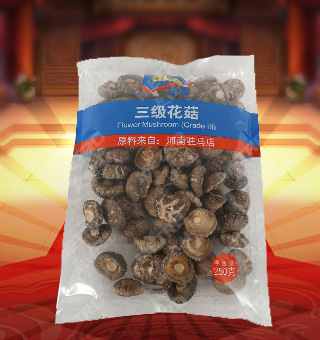 宜客(AKA)三級花菇產(chǎn)自河南駐馬店250g每袋，精選優(yōu)質花菇，經(jīng)先進工藝加工而成，其味清香可口，質地細膩，是一種風味獨特的食用菌。將本品用清水洗凈浸泡后，可直接與肉絲爆炒、排骨煲湯，或作為佐料，葷素皆宜本產(chǎn)品采用的是袋裝的包裝方式，包裝較輕，讓您攜帶起來更加的方便自如。