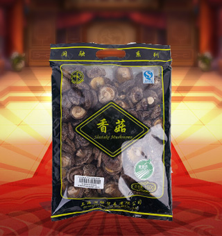 閩融香菇產(chǎn)自浙江麗水150g每袋，香菇又稱香蕈、冬菇，它味道鮮美，香氣沁人，素有“植物皇后”之譽，是家庭、宴席之美味佳肴。將本品用清水洗凈浸泡后，可直接與肉絲爆炒、排骨煲湯，或作為佐料，葷素皆宜。采用透明的袋式包裝，香菇色澤清晰可見，方便消費者們的選購，質量有保證，可放心購買。
