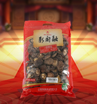 新閩融一級香菇產(chǎn)自浙江麗水250g每袋，香菇素有山珍之王之稱，是高蛋白、低脂肪的營養(yǎng)保健食品。香菇中麥角甾醇含量很高，對防治佝僂病有效；香菇多糖（β～1，3葡聚糖）能增強細胞免疫能力，從而抑制癌細胞的生長；香菇含有六大酶類的40多種酶，可以糾正人體酶缺乏癥；香菇中的脂肪所含脂肪酸，對人體降低血脂有益。