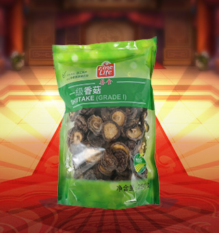 薈食(FINE LIFE)一級香菇產(chǎn)自浙江麗水250g每袋，香菇又稱香蕈、冬菇，它味道鮮美，香氣沁人，素有“植物皇后”之譽，是家庭、宴席之美味佳肴。將本品用清水洗凈浸泡后，可直接與肉絲爆炒、排骨煲湯，或作為佐料，葷素皆宜。采用透明的袋式包裝，香菇色澤清晰可見，方便消費者們的選購，質量有保證，可放心購買。