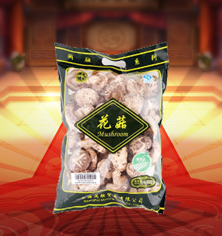 閩融花菇產(chǎn)自浙江麗水400g每袋，花菇是菌中之星?；ü降捻斆娉尸F(xiàn)淡黑色，菇紋開暴花，白色，菇底呈淡黃色。花菇因頂面有花紋而得名，肉厚、細嫩、鮮美，食之有爽口感。