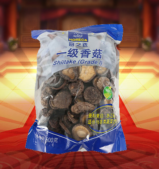 廚之選(HORECA SELECT)一級香菇產(chǎn)自浙江麗水500g每袋，香菇又稱香蕈、冬菇，它味道鮮美，香氣沁人，素有“植物皇后”之譽，是家庭、宴席之美味佳肴。將本品用清水洗凈浸泡后，可直接與肉絲爆炒、排骨煲湯，或作為佐料，葷素皆宜。采用透明的袋式包裝，香菇色澤清晰可見，方便消費者們的選購，質量有保證，可放心購買。