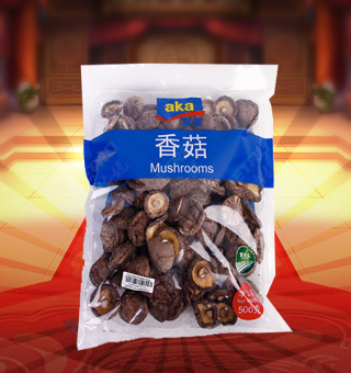 宜客(AKA)香菇產(chǎn)自浙江麗水500g每袋，精選優(yōu)質香菇，菇肉肥厚，色澤均勻，厚實圓潤，自然鮮美，味道純正，方便食用。香菇具有高蛋白、低脂肪和多種維生素等營養(yǎng)成分，可用來配菜、搭配煲湯、小炒等多種吃法。
