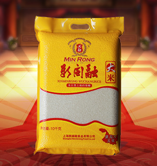 新閩融大米產(chǎn)自黑龍江五常10kg每袋，五常大米受產(chǎn)區(qū)獨(dú)特的地理、氣候等因素影響，干物質(zhì)積累多，直鏈淀粉含量適中，支鏈淀粉含量較高。由于水稻成熟期產(chǎn)區(qū)晝夜溫差大，五常稻花香大米中可速溶的雙鏈糖積累較多，對(duì)人體健康有益，有助于消化吸收。
