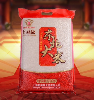 新閩融東北大米產(chǎn)自黑龍江五常10kg每袋，東北大米主要種植于廣大平原地區(qū)，種植在極其肥沃的黑土地中，吸收了足夠的氮、磷、鉀等多種礦物元素，陽光雨露充足，又有純凈無污染的灌溉用水，生長周期一般五個(gè)月左右。獨(dú)特地域優(yōu)勢(shì)，保證了東北大米獨(dú)有的高品質(zhì)。