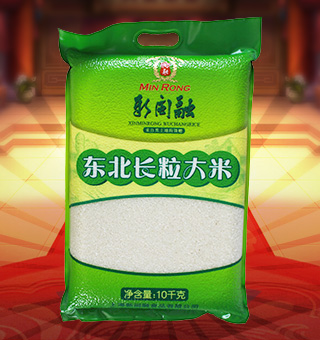 新閩融東北長粒大米產(chǎn)自黑龍江五常10kg每袋，東北長粒大米產(chǎn)自于中國東北黑龍江寒地黑土，其充足的光照、豐沛的降水，孕育了長粒香米與眾不同的特點(diǎn)：米粒修長，顆粒飽滿均勻，清白透亮，含有人體所需微量元素，營養(yǎng)價(jià)值極其豐富；其口感潤滑，堪稱米中之佳品。