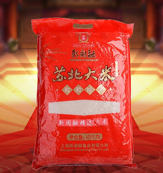 新閩融蘇北大米產(chǎn)自江蘇泰州10kg每袋，蘇北大米的生長周期長、日照充足、淀粉含量高。所產(chǎn)大米具有米粒飽滿，晶瑩剔透，香純綿甜，營養(yǎng)豐富，口感獨(dú)特，經(jīng)濟(jì)實(shí)惠的特點(diǎn)。