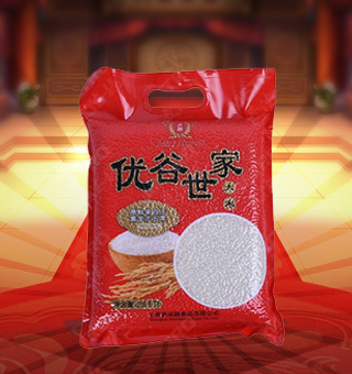 新閩融優(yōu)谷世家大米產(chǎn)自黑龍江五常2.5kg每袋，五常大米顆粒均勻，顏色清白，半透明，有光澤，無雜色。做成米飯后，飯粒晶瑩，透明發(fā)亮。其特色空碗不掛粒、剩飯不回生，就是大米營養(yǎng)價(jià)值高、微量元素適中的表現(xiàn)。