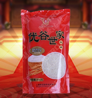 新閩融優(yōu)谷世家五常大米產(chǎn)自黑龍江五常500g每袋，五常大米顆粒均勻，顏色清白，半透明，有光澤，無雜色。做成米飯后，飯粒晶瑩，透明發(fā)亮。其特色空碗不掛粒、剩飯不回生，就是大米營養(yǎng)價(jià)值高、微量元素適中的表現(xiàn)。