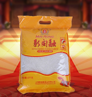 新閩融大米產(chǎn)自黑龍江五常10kg每袋，五常大米受產(chǎn)區(qū)獨(dú)特的地理、氣候等因素影響，干物質(zhì)積累多，直鏈淀粉含量適中，支鏈淀粉含量較高。由于水稻成熟期產(chǎn)區(qū)晝夜溫差大，五常稻花香大米中可速溶的雙鏈糖積累較多，對(duì)人體健康有益，有助于消化吸收。