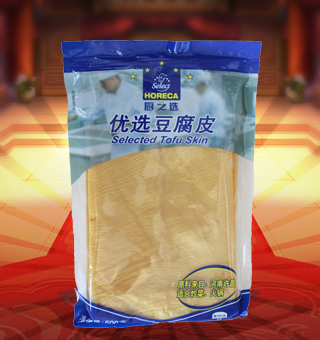 廚之選(HORECA SELECT)優(yōu)選豆腐皮產(chǎn)自河南許昌500g每袋，豆腐皮是中國傳統(tǒng)豆制品將新鮮大豆浸泡后，磨漿，濾去豆腐渣，這時的產(chǎn)品就是豆?jié){，然后煮豆?jié){，在其表面會凝固的一層高蛋白質(zhì)含量的薄膜（皮），這層皮就是腐皮。用工具挑起薄膜后掛起，最先挑起的一層皮以片狀鮮吃或曬干，稱為腐皮，口感最滑。